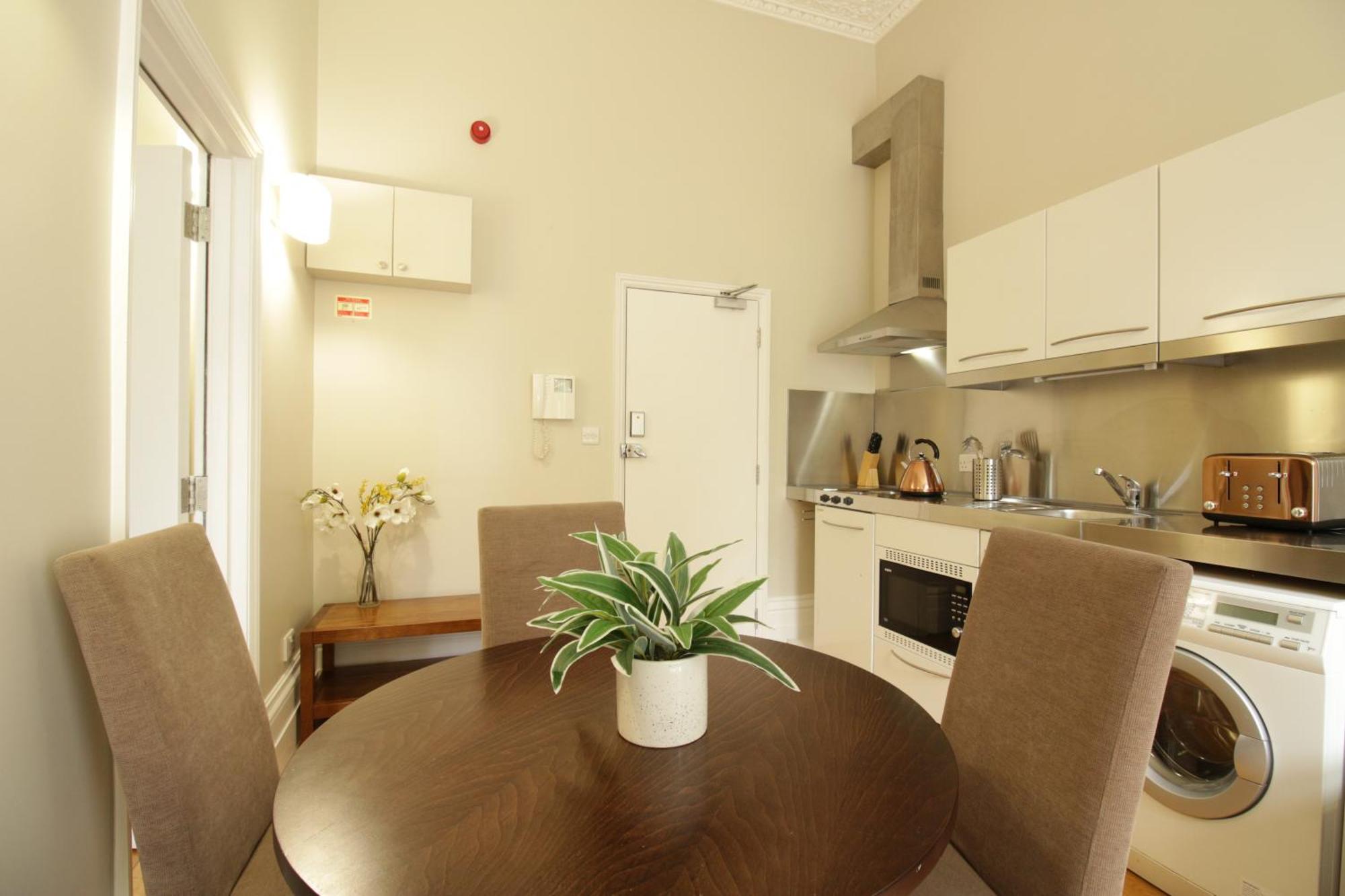 Queen Victoria Apartments Londen Kamer foto